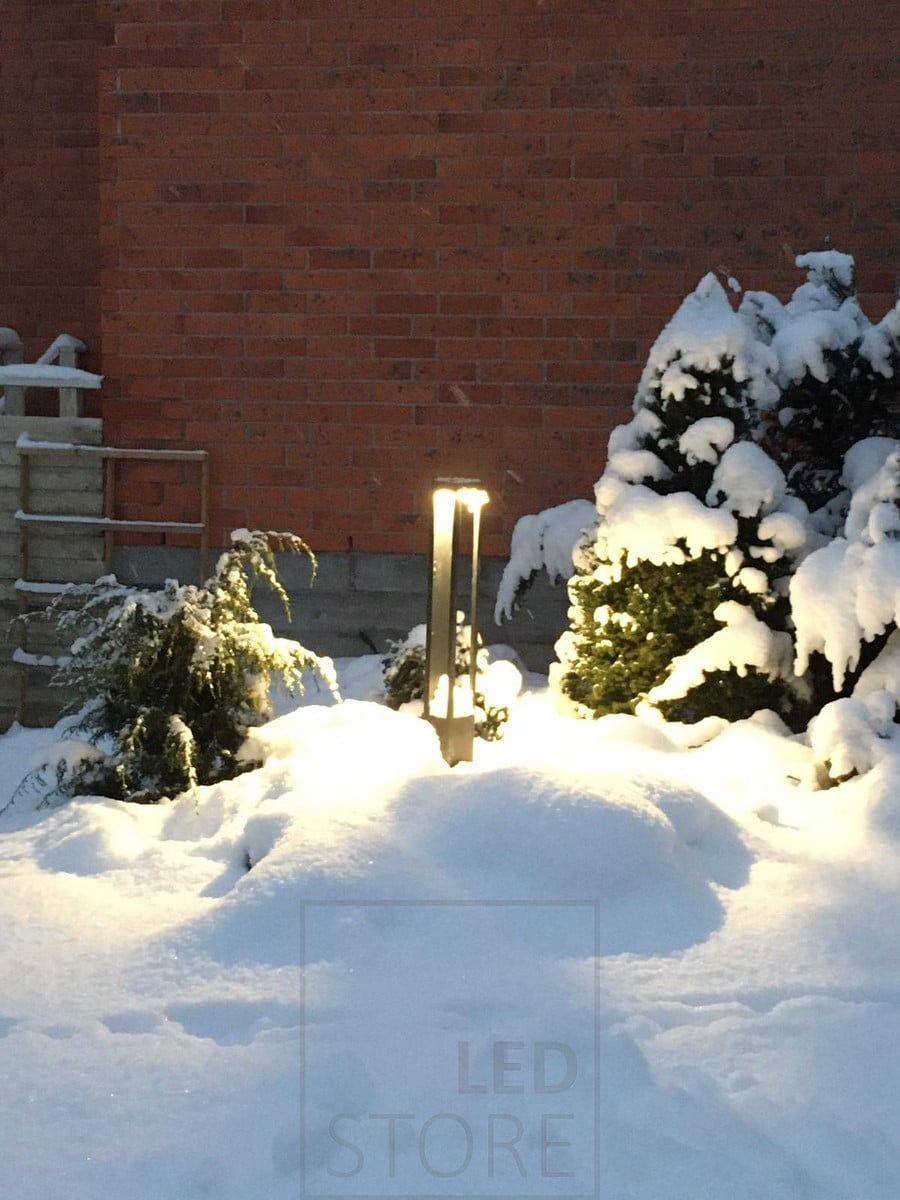 Led pollari FUNK pihalla talvella. Valaisin on mustan värinen ja valon värisävy on 3500K neutraali. Ledstore.fi